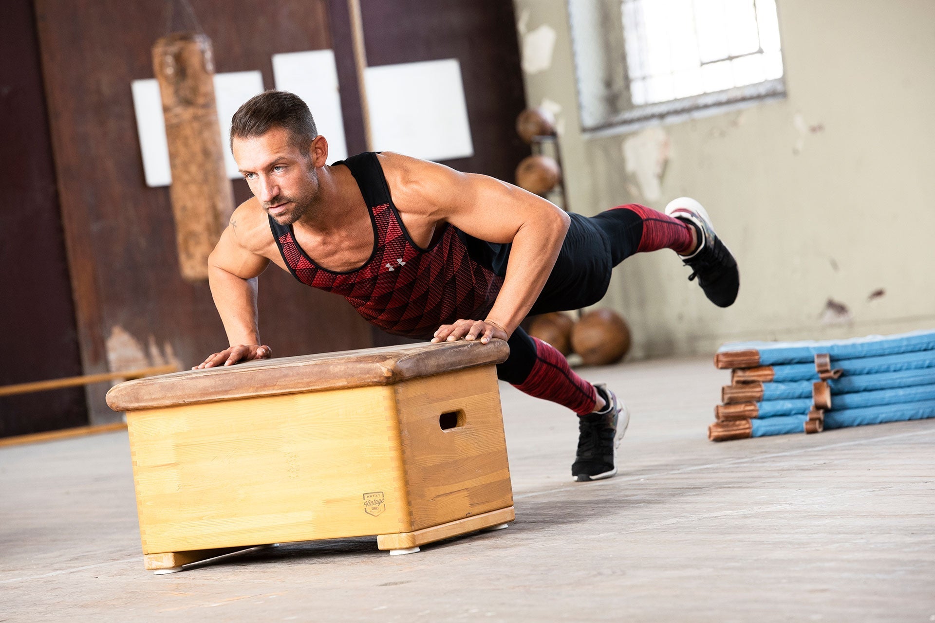 Mann trainiert im Stütz auf dem ARTZT Vintage Series Sprungkasten.