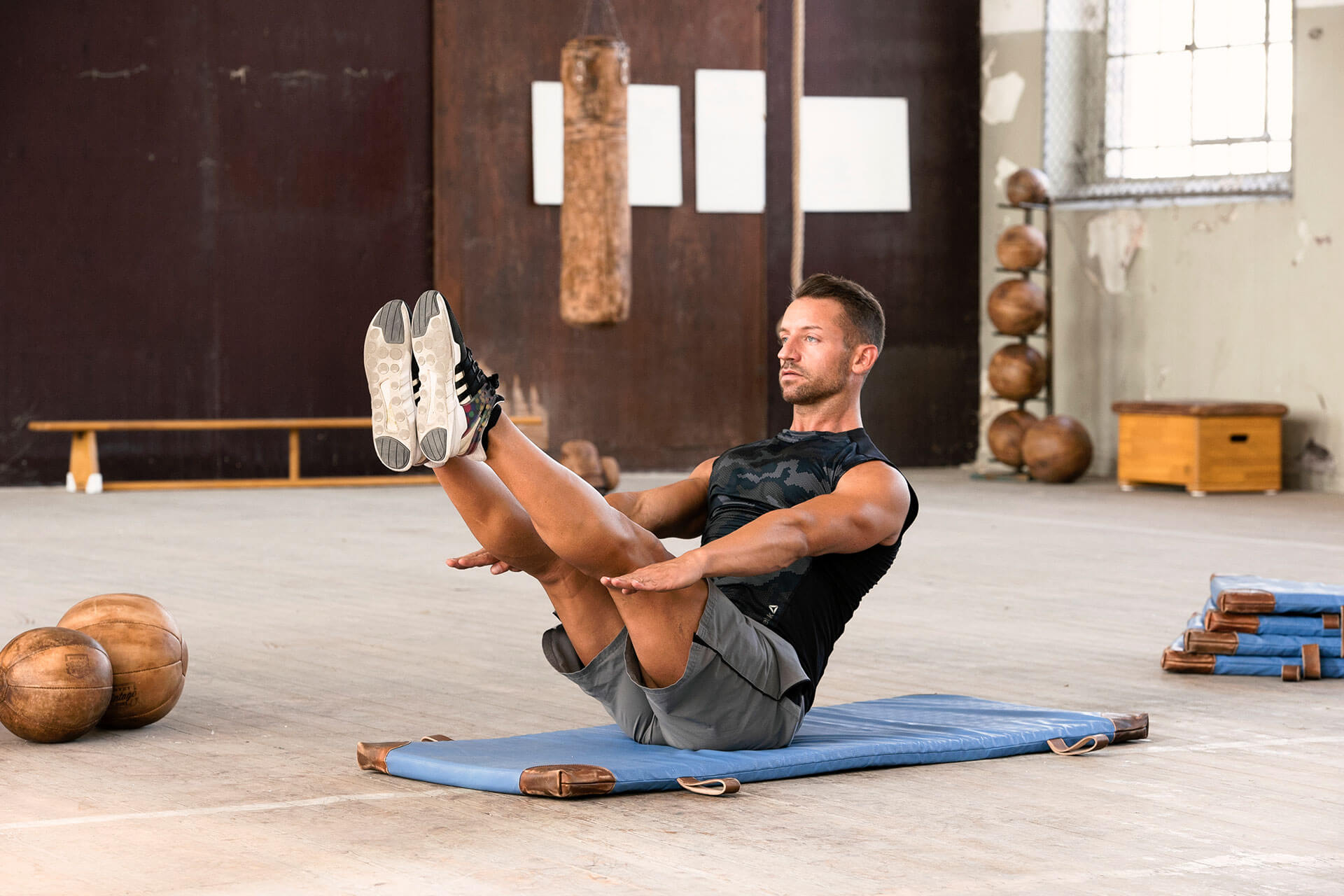 Mann trainiert im Sitz auf der ARTZT Vintage Series Turnmatte.