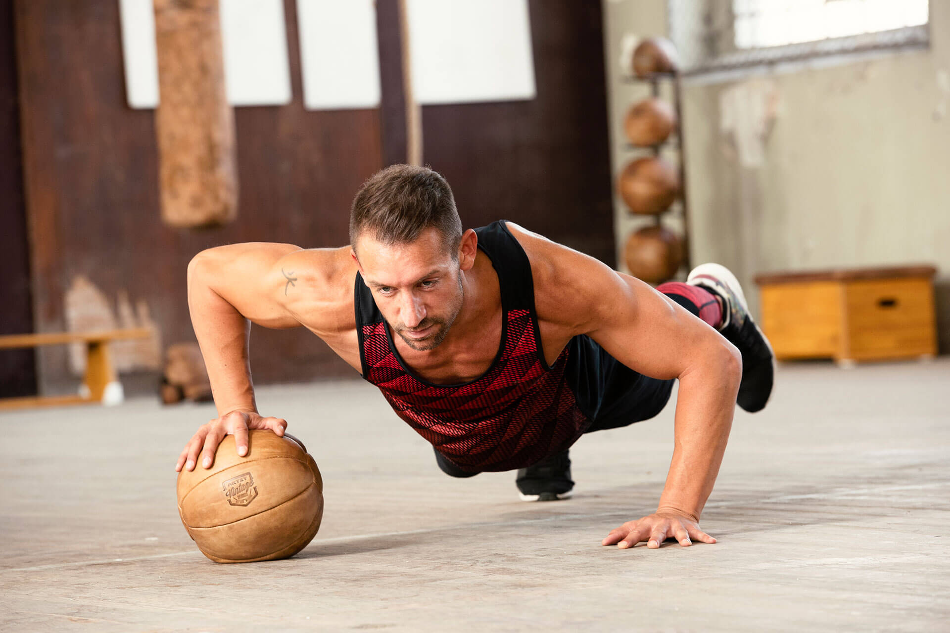 Load video: Personal trainer Arne Derricks shows a 7 minute workout with the ARTZT Vintage Series medicine ball.